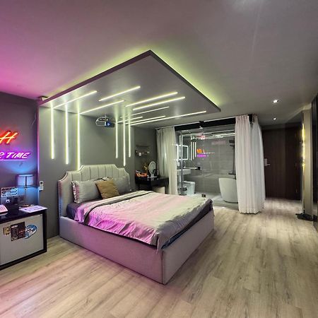 M&H Cinema Hotel Ho Chi Minh City Bagian luar foto