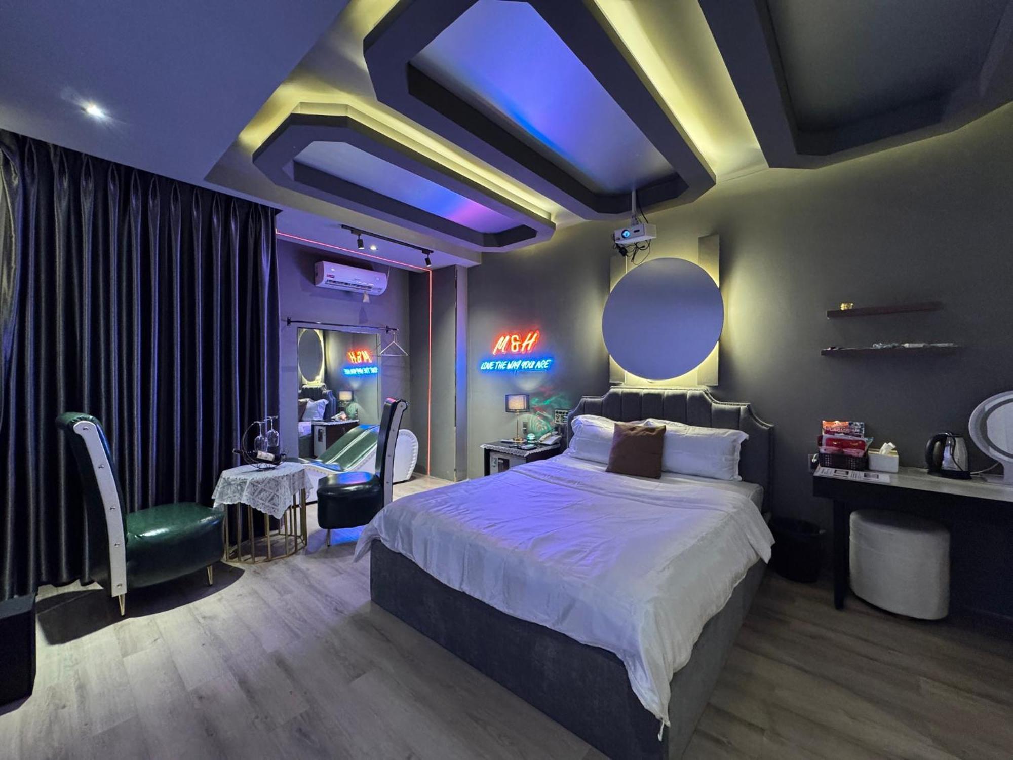 M&H Cinema Hotel Ho Chi Minh City Bagian luar foto